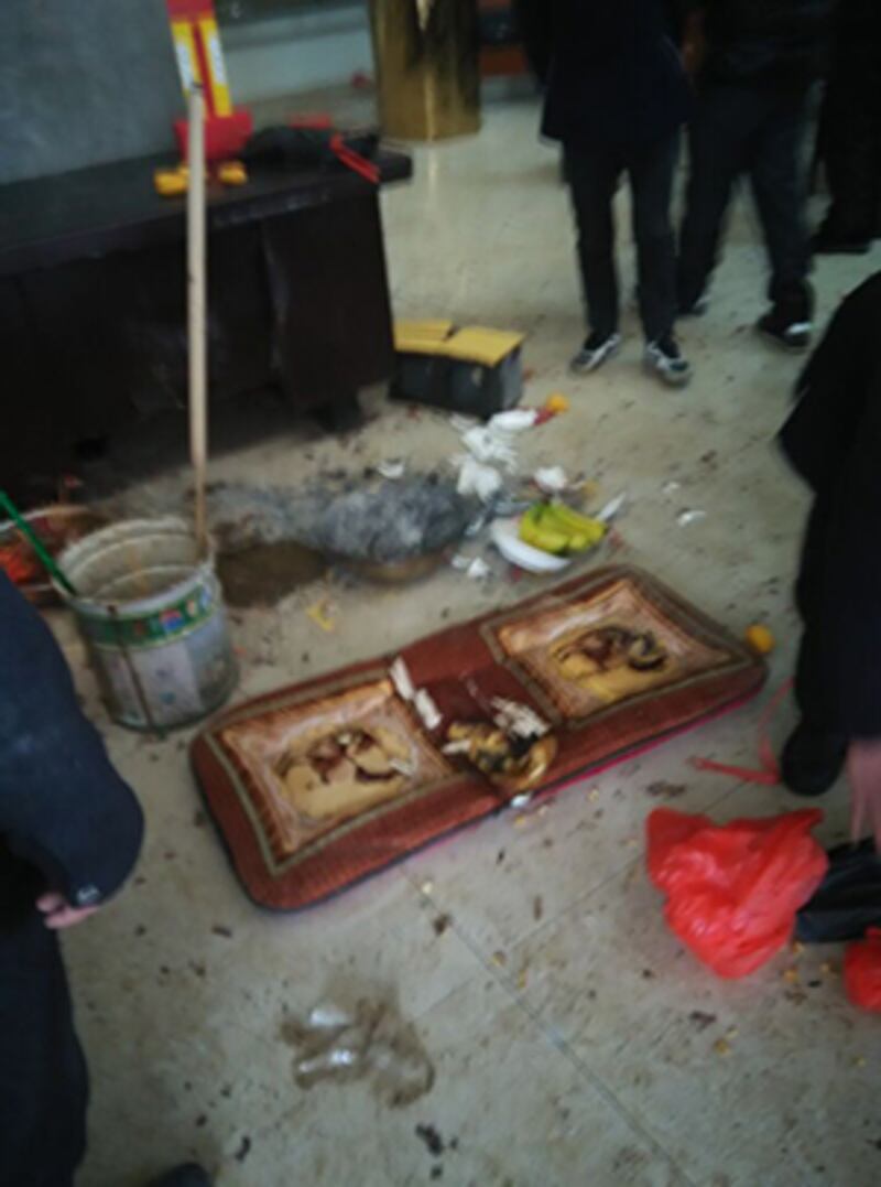 2015年3月26日，近30名人員，把在管理處為李羅秀設置的靈堂打砸。(現場人士攝)