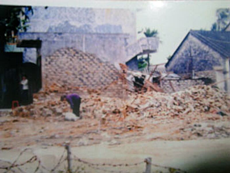 2001年，黃寧俊前舖後居的祖宅被三亞市海棠灣鎮政府強拆後的慘狀。(黃寧俊 提供)