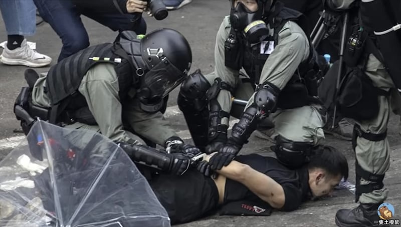 部份故事中的動畫,源自香港人2019年抗爭的真實場面。(賽博反賊2077截圖)