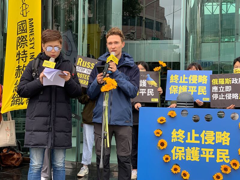 在台乌克兰学生Nikita Kotsehub，在莫斯科驻台北代表处前，参加俄乌战争一周年记者会。（记者夏小华摄）