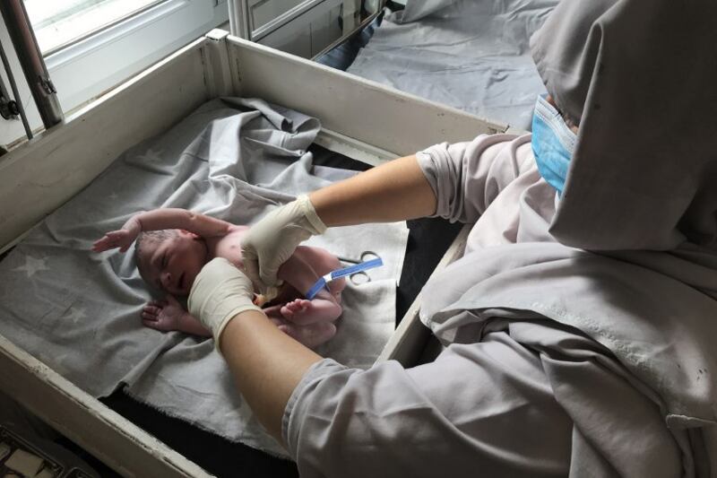 Hình minh hoạ. Hình chụp hôm 9/8/2018: một bà đỡ thuộc Tổ chức Bác sĩ không biên giới kiểm tra một em bé mới sinh tại một bệnh viện phụ sản ở Afghanistan