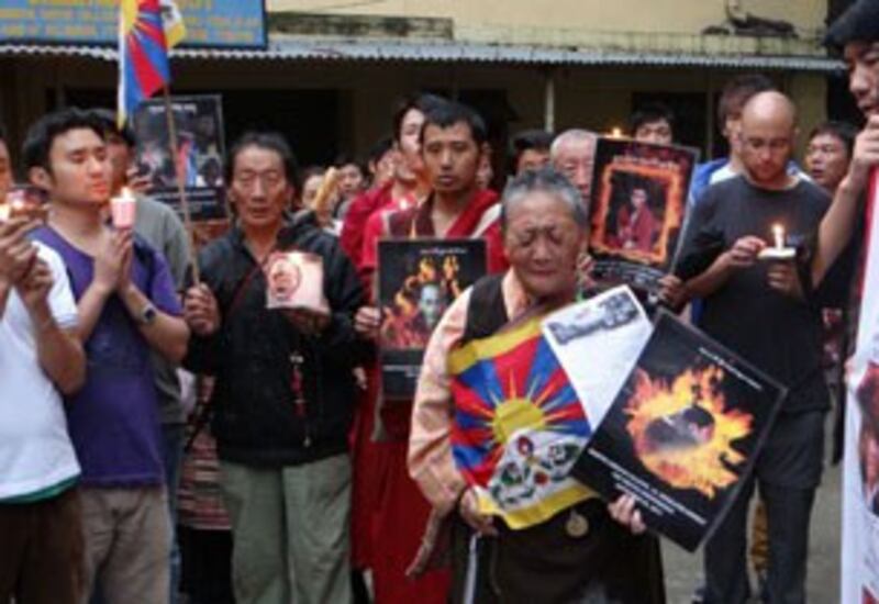 图片：流亡藏人为自焚身亡的洛桑格桑和塔曲进行祈福。（记者丹珍拍摄）