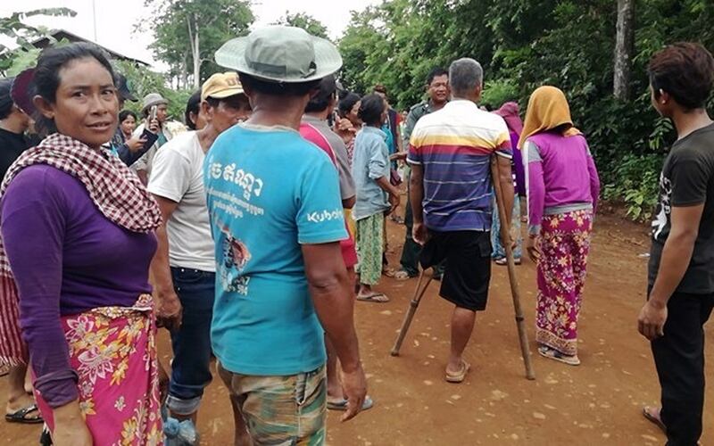 ពលរដ្ឋ​តវ៉ា​នៅ​ច្រក​ចូល​ឃុំ​ក្បាលរមាស និង​ឃុំ​ស្រែគរ ចំណុច​ផ្លូវ​លេខ​៧៨ ស្រុក​សេសាន ខែត្រ​ស្ទឹងត្រែង ទាមទារ​ឲ្យ​អាជ្ញាធរ​ដោះលែង​ពលរដ្ឋ ១៨​នាក់​នៅ​ថ្ងៃ​ទី​២៣ ខែ​កក្កដា ឆ្នាំ​២០១៧។ Photo Provided