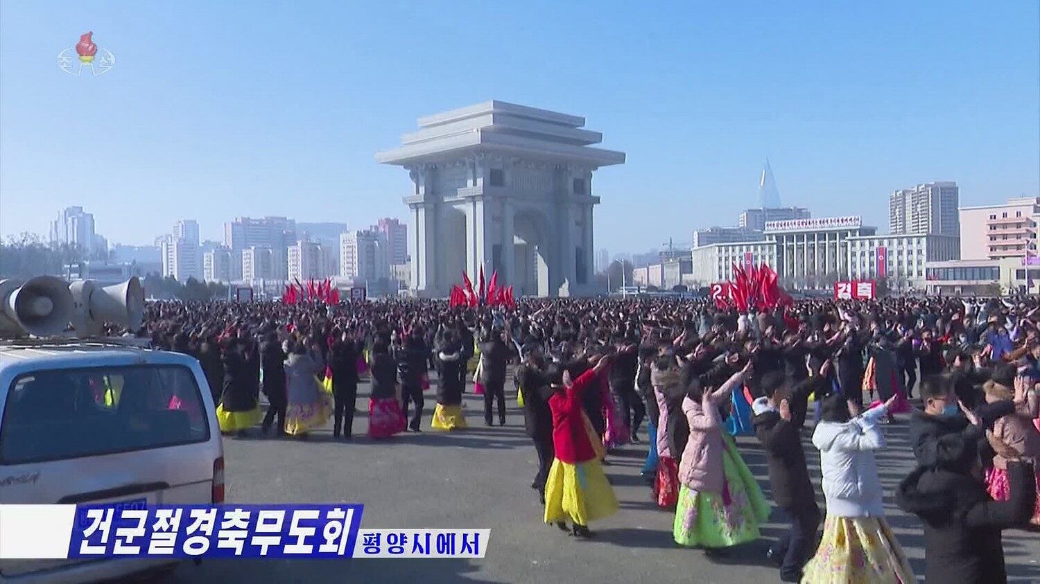 북한 조선중앙TV가 지난 8일 건군절(정규군 창건일) 74주년을 맞아 각지에서 경축 무도회가 진행된 소식을 보도했다.