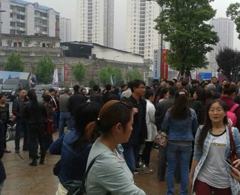 2015年4月24日,重慶市“晉愉V時代”其中300名業主,因不滿開發商未能準時簽合同,而於該屋苑開發商門外抗議。(相片由目擊者提供)