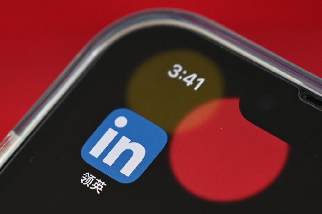 2021年10月15日,一部智能手機上顯示了LinkedIn領英的中文應用程序。LinkedIn在一日前宣布結束在中國運營,理由是北京方面加強控制,令公司的營運條件充滿了挑戰。