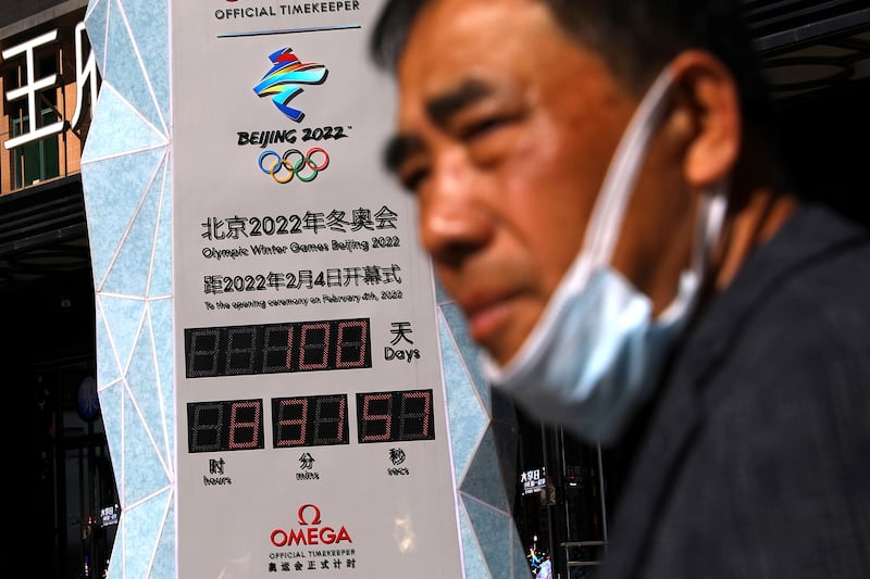 美國總統拜登上周確認,正考慮「外交抵制」明年2月舉行的北京冬季奧運會。圖為北京倒數冬季奧運會的電子牌。(路透社資料圖片)