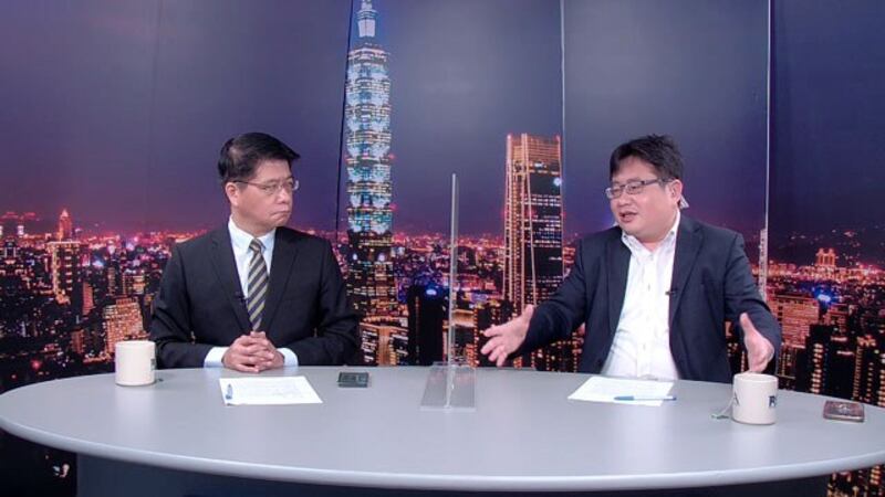 自由亚洲电台“亚洲很想聊”节目主持人戴忠仁、日本产经新闻台北支局长矢板明夫（右）。（RFA）