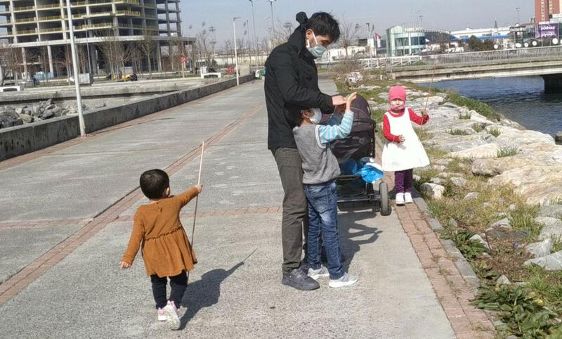 ئىدرىس ھەسەن ماراكەشكە مېڭىشتىن بىر قانچە كۈن بۇرۇن پەرزەنتلىرى بىلەن بىللە چۈشكەن رەسىم. 2021-يىلى ئىيۇل، تۈركىيە.
