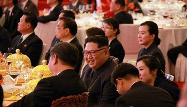 김정은 위원장이 지난 26일 베이징 인민대회당에서 시진핑 중국 국가주석이 마련한 연회에 참석해 옆자리에 앉은 시 주석과 웃으며 대화하는 모습.