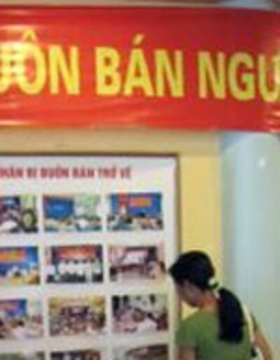 Biểu ngữ thông tin về nạn buôn bán người qua Trung Quốc ở Lào Cai