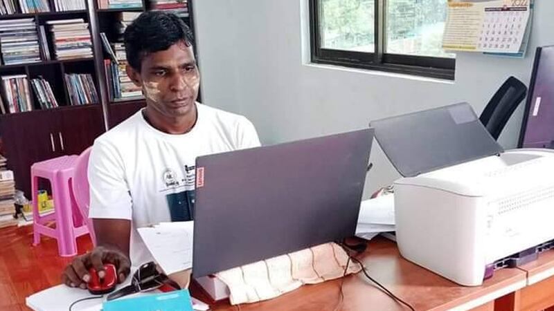 ချိုင်းထောက်နှစ်ဖက်နဲ့ သတင်းထောက် ကိုမြင့်မြတ်အောင်မြင်အား ၂၀၂၃ ခုနှစ် ဇူလိုင်လ ၂၆ နေ့က တွေ့ရစဉ်။ (Photo: Myint Myat Aung Myin)
