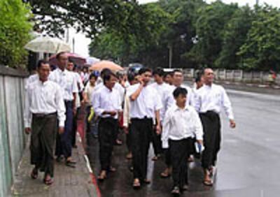 စစ်အစိုးရက ယမနိံြစ် ုသဂုတ်လတြင် လောင်စာဆီ ဈေးိံြန်းမဵားကို ငၝးဆအထိ ႟ုတ်တရက် တိုးူမၟင့်လိုက်သောေုကာင့် ၈၈ မဵိြးဆက် ကေဵာင်းသားမဵား ဦးဆောင်ကာ စီတန်းလမ်းလ္တေွာက်္ဘပီး ဆ္ဋိံထုတ်ဖော်ခဲ့ုကူခင်း ူဖစ်ပၝသည်။ (Photo: RFA)