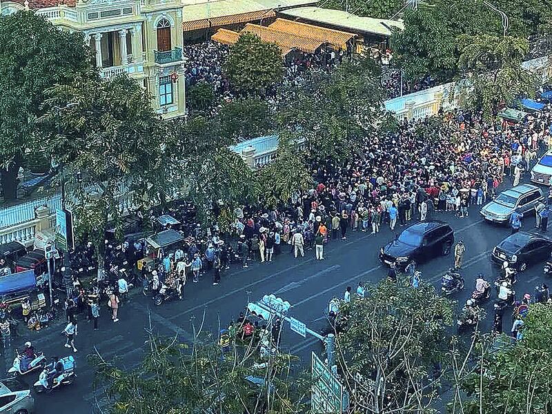 A crowd gathers at the mansion of Cambodian tycoon Sok Kong to receive red envelopes filled with money ahead of the Lunar New Year, Phnom Penh, Jan. 23, 2025.