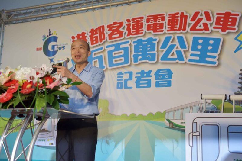 高雄市长韩国瑜出席港都客运电动公车行驶500万公里记者会。(高雄市政府提供)