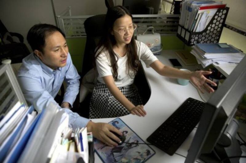 “基因编辑婴儿”事件让贺建奎（左）遭到学术界谴责。（AP）
