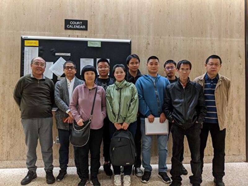 多位华人赴西柯汶纳（West Covina）法庭支持应讯的邹东尼（音译，Tony Zou。前排右二）。（徐绣惠／大纪元）