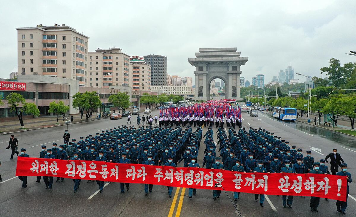 지난달 30일 김일성경기장에서 청년전위들의 결의대회에서 시내 거리를 행진하고 있는 대회 참가자들.