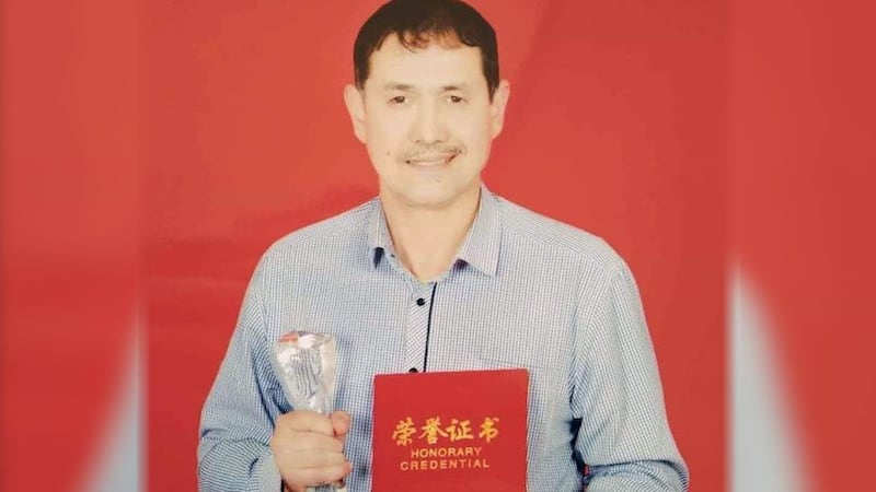艾拉帕提.艾尔肯的爸爸艾尔肯·吐尔逊是伊犁电视台记者,编辑和导演。(受访者提供)