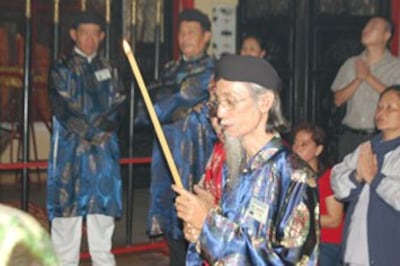 Những ngày lễ Tết ban nghi lễ cúng và dâng hương. Photo courtesy Dương Minh Đức