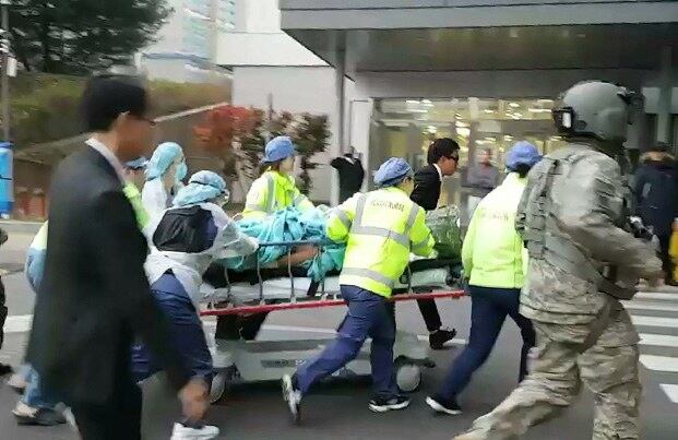 13일 총상을 입고 귀순한 북한 병사가 경기도 수원시 아주대병원 경기남부권역외상센터에 헬기로 이송돼 곧바로 수술실로 옮겨지고 있다.