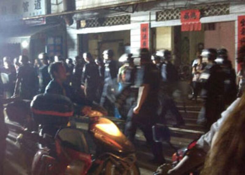 廣西省貴港市警方周一晚（25號）到新塘圩冚賭，與民眾爆發衝突。 （相片由居民梁先生提供） 