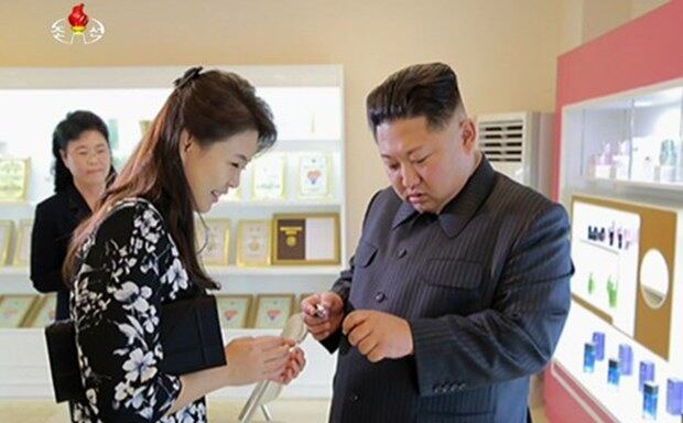 북한 조선중앙TV가 지난 2017년 10월 29일 방영한 김정은 북한 노동당 위원장의 평양화장품 공장 시찰 장면에서 김 위원장과 부인 리설주가 이 공장에서 생산한 화장품을 살펴보고 있다.