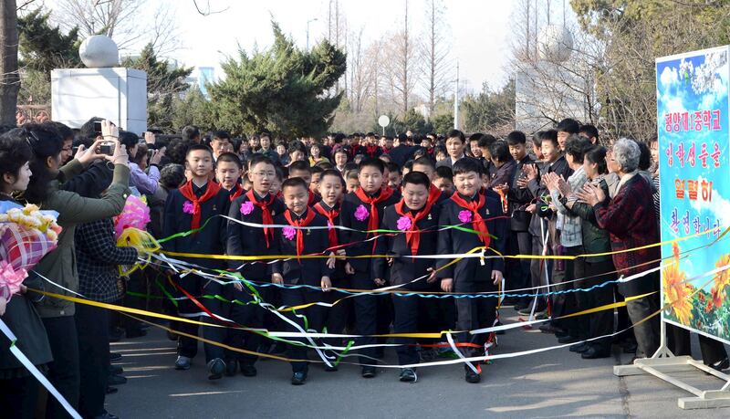 2015년 4월, 평양의 한 학교에서 입학을 기념하는 행사가 열리고 있는 모습.