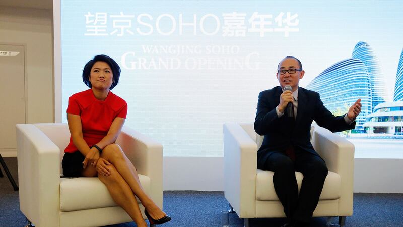 2014年9月20日，SOHO中国公司董事长潘石屹（左）和首席执行官张欣在北京望京SOHO建筑群的记者会上。（路透社）