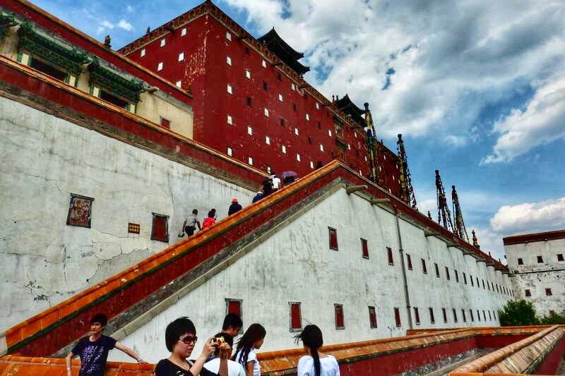 承德的“小布达拉宫”,建于满清乾隆时代,如今是旅游景点。