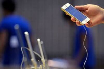 Ảnh minh họa một người đang sử dụng iPhone. AFP photo