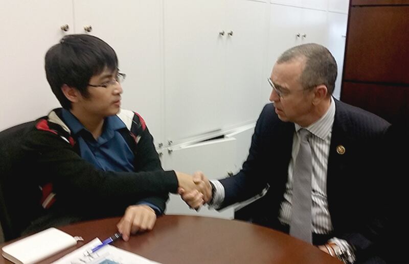 2015年4月29日,眾議院外交關係委員會亞太小組主席邵建隆(Matt Salmon)與周永康握手。(RFA何山攝)