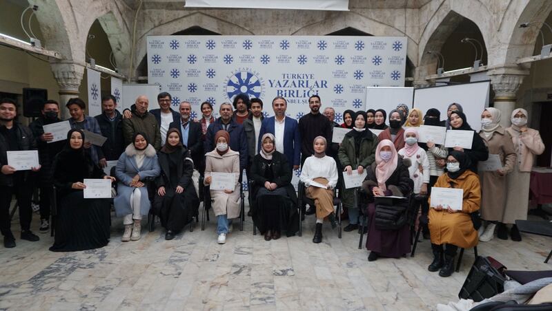 ئىستانبۇلدا ئېچىلغان تۈرك تىلى ماھارىتىنى يۈكسەلدۈرۈش كۇرسىغا قاتناشقان ئۇيغۇر ئوقۇغۇچىلار خاتىرە سۈرەتكە چۈشتى. 2022-يىلى 6-فېۋرال، تۈركىيە.