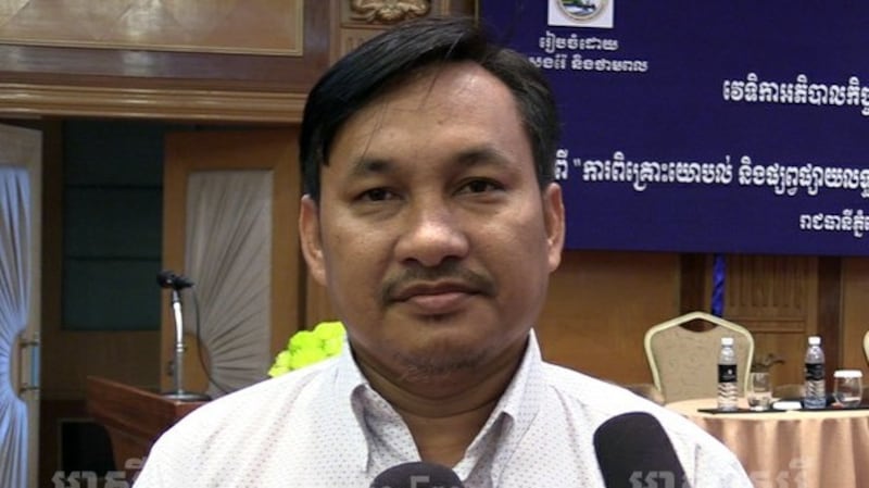 លោក សន ជ័យ ប្រធានអង្គការសម្ព័ន្ធគណនេយ្យភាពសង្គមកម្ពុជា ថ្លែងប្រាប់អ្នកកាសែតក្នុងកម្មវិធីពិគ្រោះយោបល់ និងផ្សព្វផ្សាយលទ្ធផលសិក្សារៀបចំយុទ្ធសាស្ត្រគ្រប់គ្រងការបូមខ្សាច់នៅខេត្តកោះកុង ដែលរៀបចំដោយក្រសួងរ៉ែ និងថាមពល នៅសណ្ឋានគារ អ៊ីនធឺ ខនធីណិនថល ភ្នំពេញ (Inter Continental Phnom Pehn) នៅថ្ងៃទី២១ ខែកក្កដា ឆ្នាំ២០១៧។
