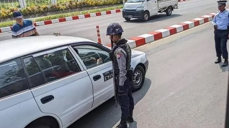ရန်ကုန်တိုင်း၊ သန်လျင်မြို့ တစ်နေရာတွင် စစ်ကောင်စီလက်အောက်ခံ ရဲတပ်ဖွဲ့က ကားတစ်စီးအား စစ်ဆေးနေစဉ်။ (Photo: Citizen Journalist)