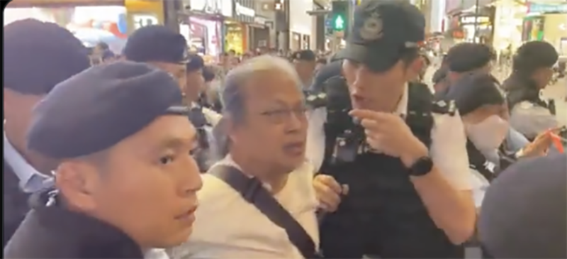 香港艺术家三木3日被捕后，在铜锣湾街道高呼：“香港人不要怕，不要忘记明天是六四”。(截图自推特)