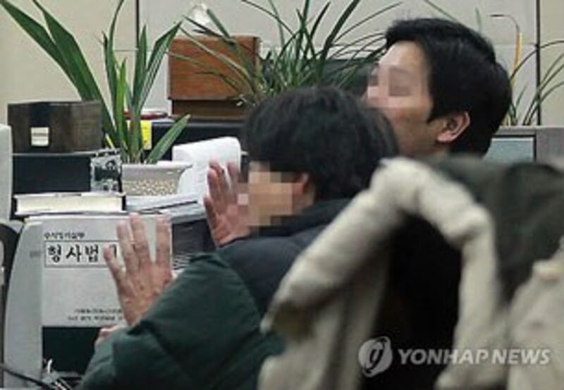 图片：中国人刘强在接受韩国警察的调查。（韩联社）