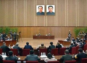 북한 국방위원회 정책국이 지난 3월 평양 인민문화궁전에서 인천의 한 군부대가 김정은 부위원장을 겨냥하는 전투구호를 붙인 것과 관련해 기자회견을 하고 있다.