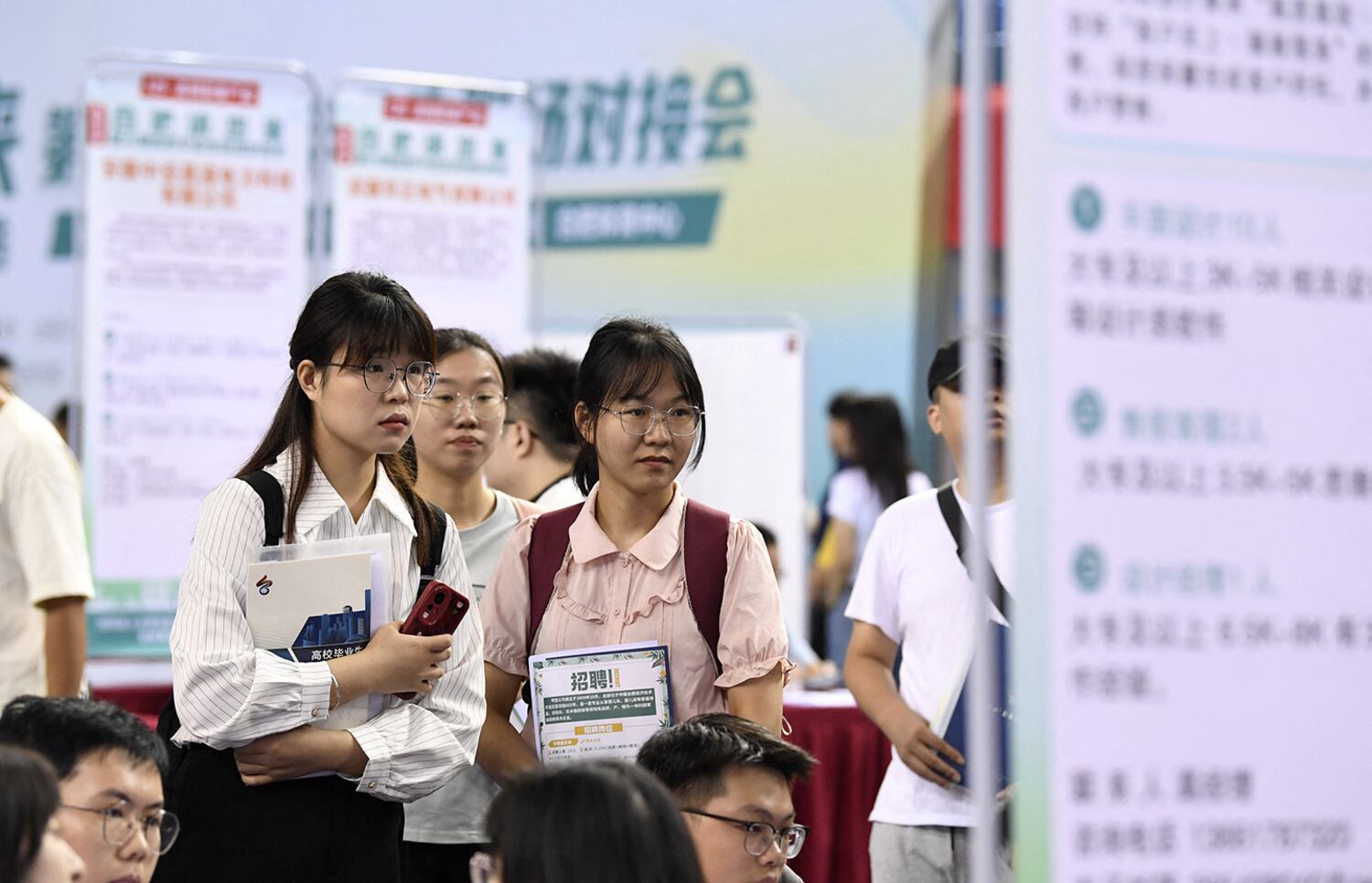 China's young unemployed 'pretending' to work in libraries, cafes