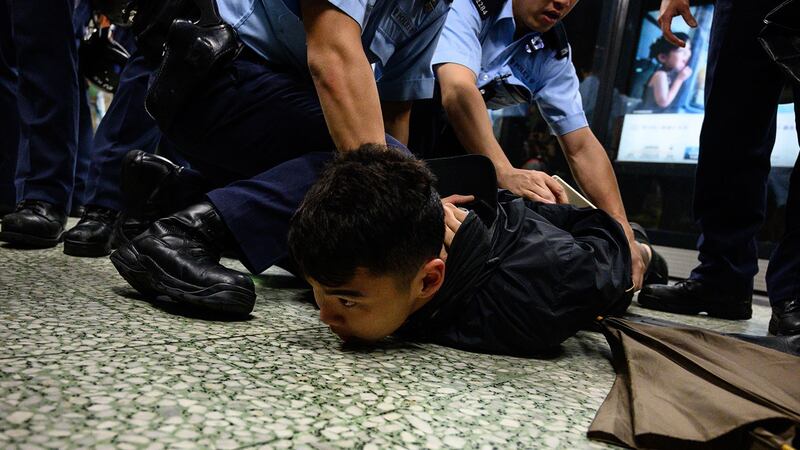 2019年9月2日,香港反送中活动期间,一名示威者被警察抓捕。(法新社)