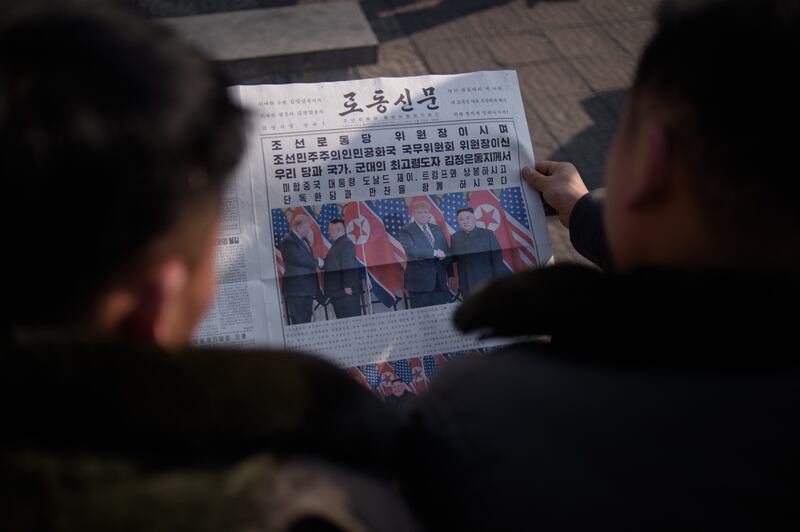 노동신문을 읽고 있는 북한 주민들