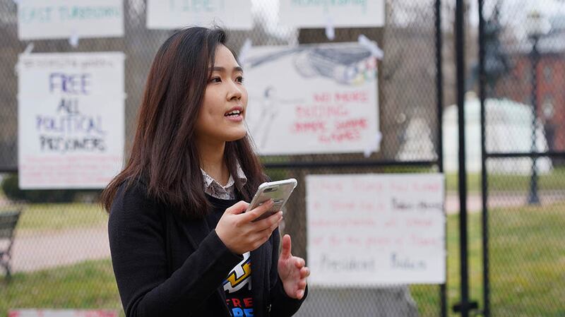 在美港人團體「We the Hongkongers」成員許穎婷在白宮外集會上發言，促美國杯葛2022北京冬季奧運會。（霍亮喬 攝）