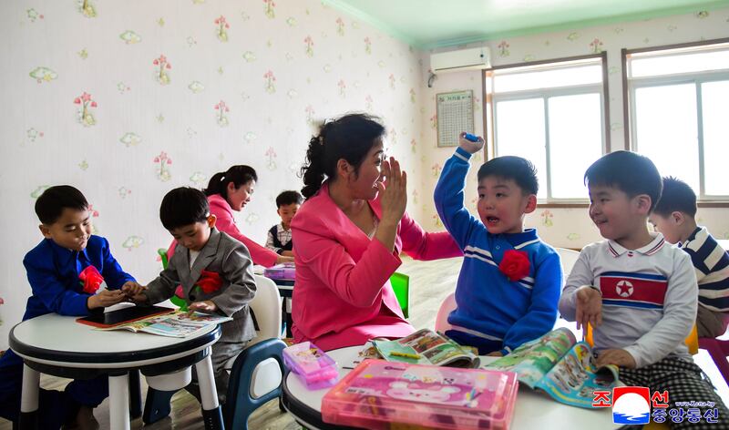 북한 평양의 한 교실에서 어린이들 앞 책상 위에 필통, 크레파스 등이 가지런히 놓여 있다.