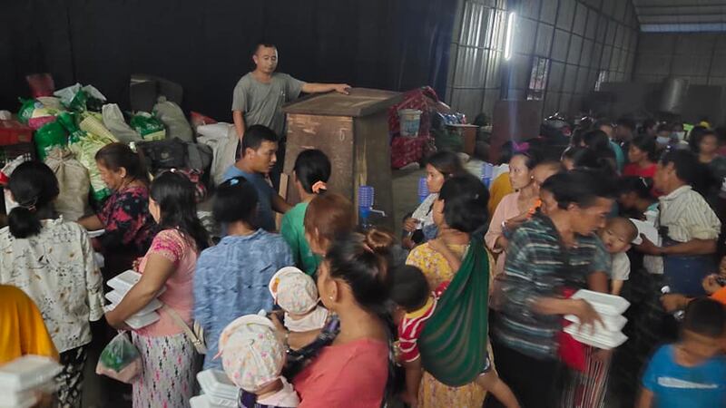 စစ်ကောင်စီတပ် တိုက်ခိုက်ခဲ့သည့် လိုင်ဇာမြို့အနီးရှိ မုန်လိုင်ခက် စစ်ဘေးဒုက္ခသည်စခန်းမှ စစ်ဘေးဒုက္ခသည်များအား ၂၀၂၃ ခုနှစ်၊ အောက်တိုဘာလ ၁၀ ရက်နေ့က တွေ့ရစဉ်။ (Photo: Awng Ja)