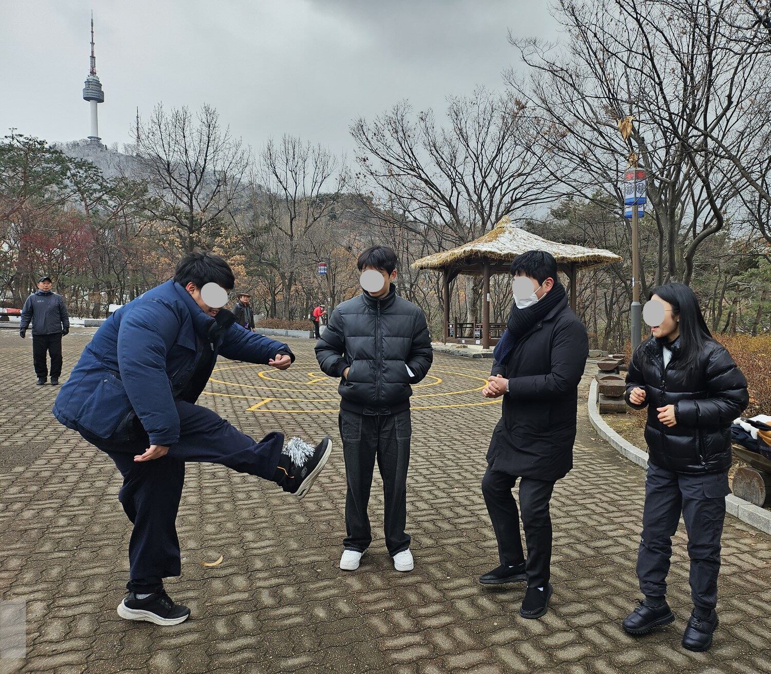 음력 설을 앞두고 설날맞이 모임을 가진 남북 청년들이 제기 차기를 하고 있다. /RFA Photo