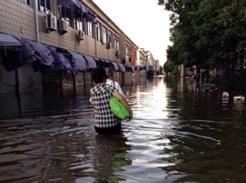 2013年10月12日,浙江省余姚市村民出外還要涉水而行。(村民提供)