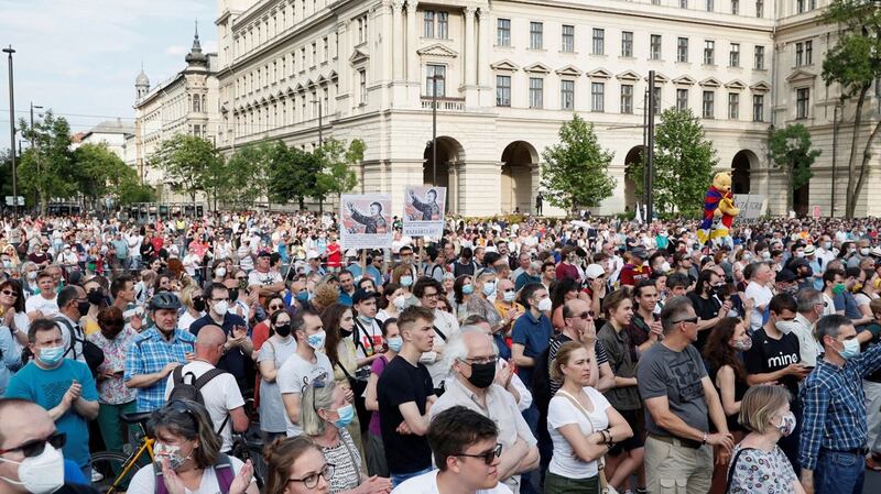 2021年6月5日，匈牙利首都上万名民众参与了抗议活动，并游行前往议会大厦示威， 抗议设立复旦分校。（路透社）
