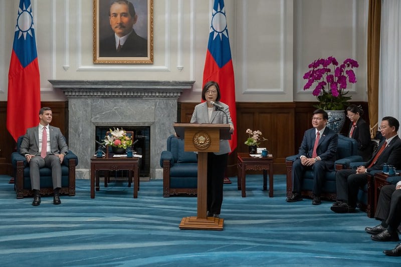 在台湾,总统蔡英文12日在总统府接见南美洲友邦巴拉圭共和国总统当选人培尼亚(Santiago Peña Palacios)伉俪访台。(台湾的总统府提供)