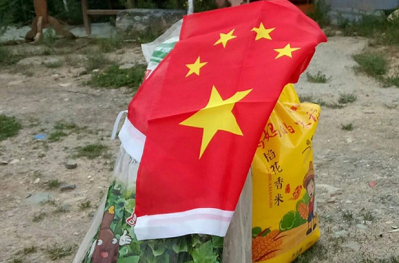 青海玉树当局近期发放给贫困藏人的物资及五星红旗 (受访人独家提供)