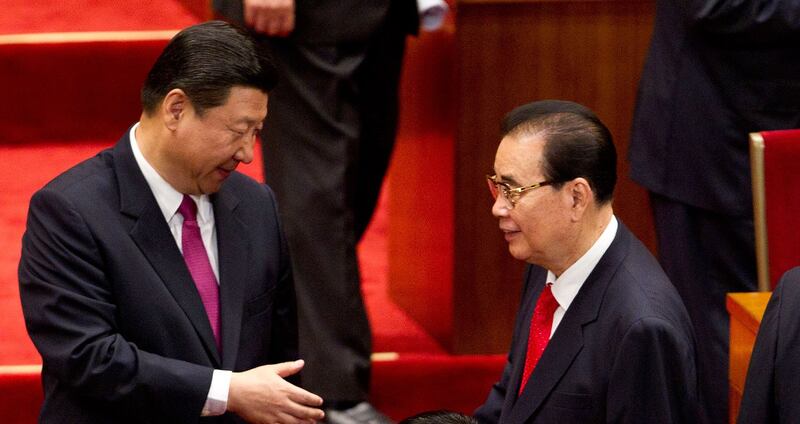 资料图片:2011年7月1日,在北京人民大会堂举行中国共产党成立90周年庆典后,习近平(左)与前总理李鹏握手。(美联社)